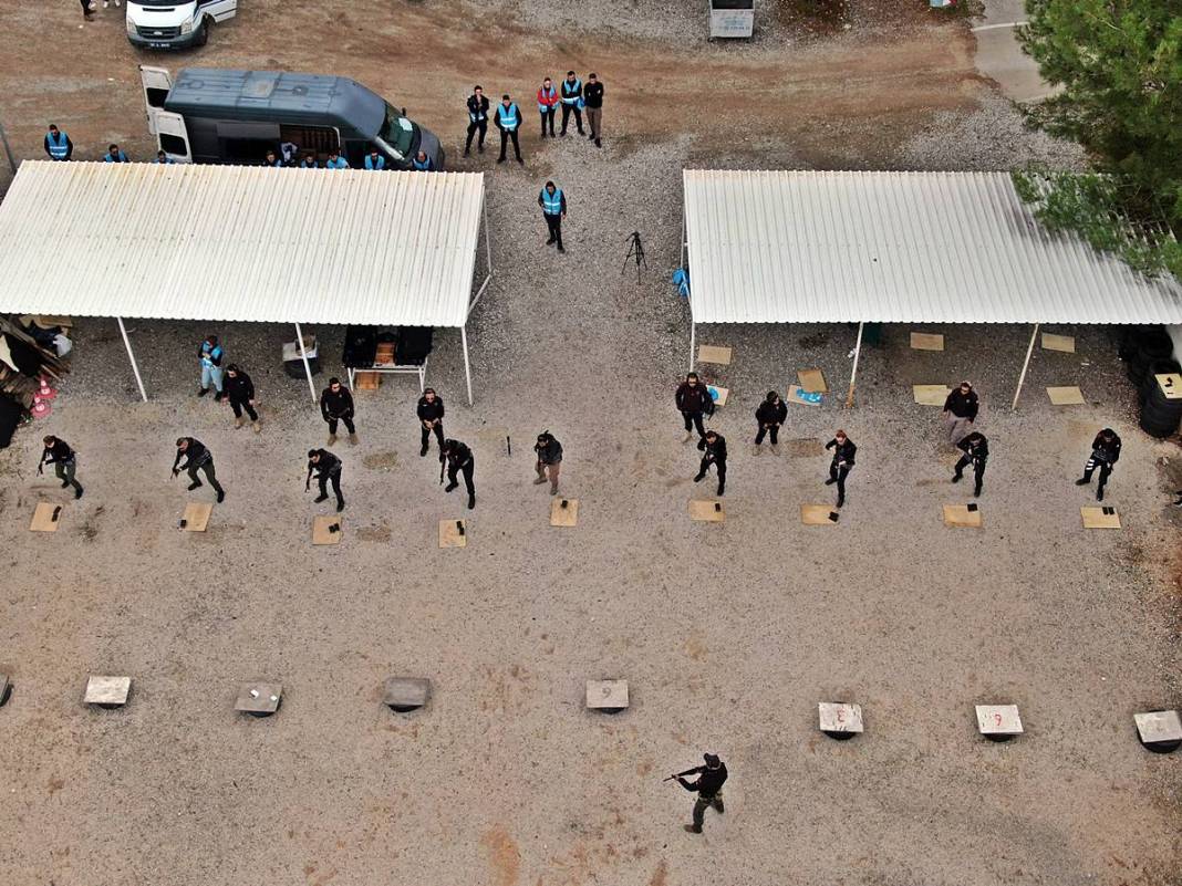 Yerli Lara Croft, karanlıkta hedefi 12'den vuruyor! Polis eğitmeni Nisa Aydın'ın müdahale teknikleri nefesleri kesiyor 7